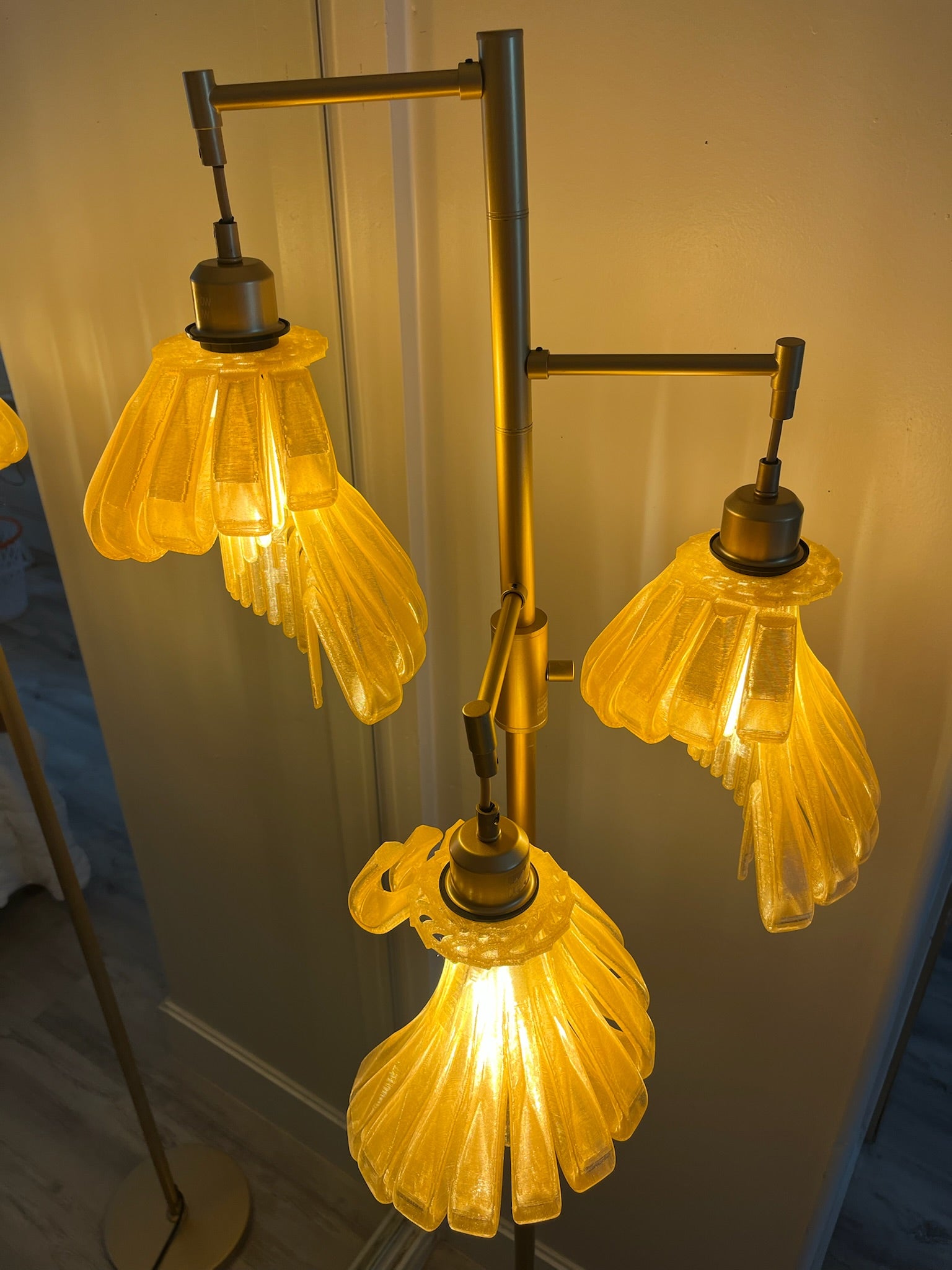 Arise Arbor Floor Lamp, amber shades lit